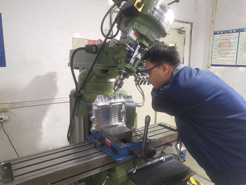 CNC加工中心的基本组成步骤有哪些？